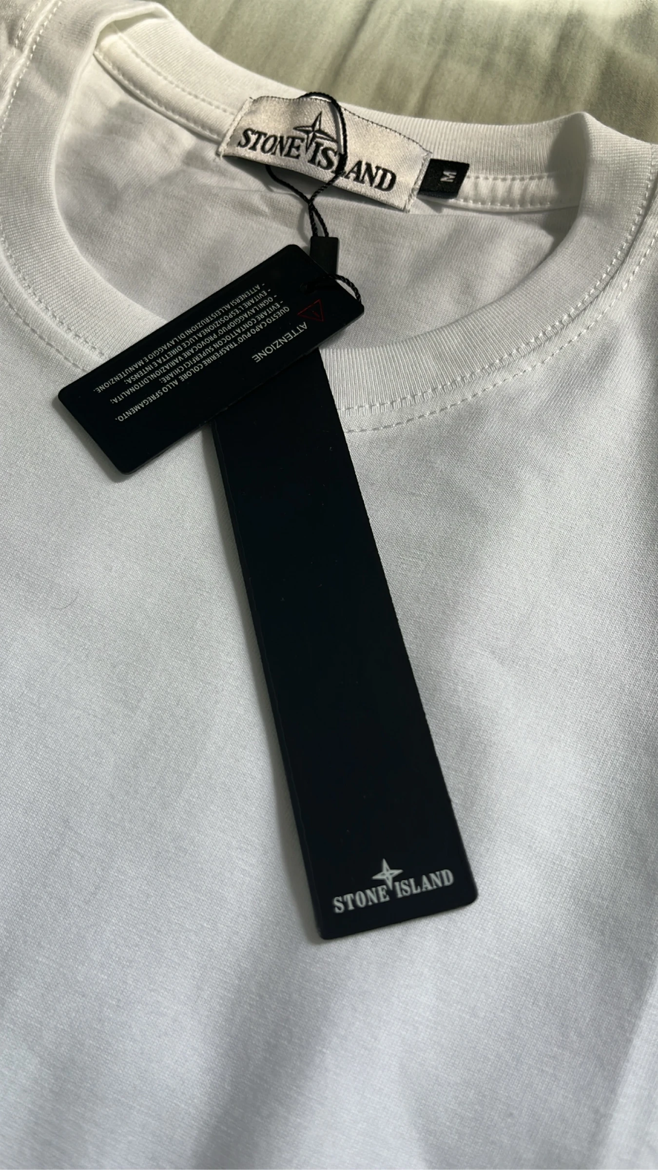 Conjunto Stone Island – T-shirt branco + short cinza – photo 2